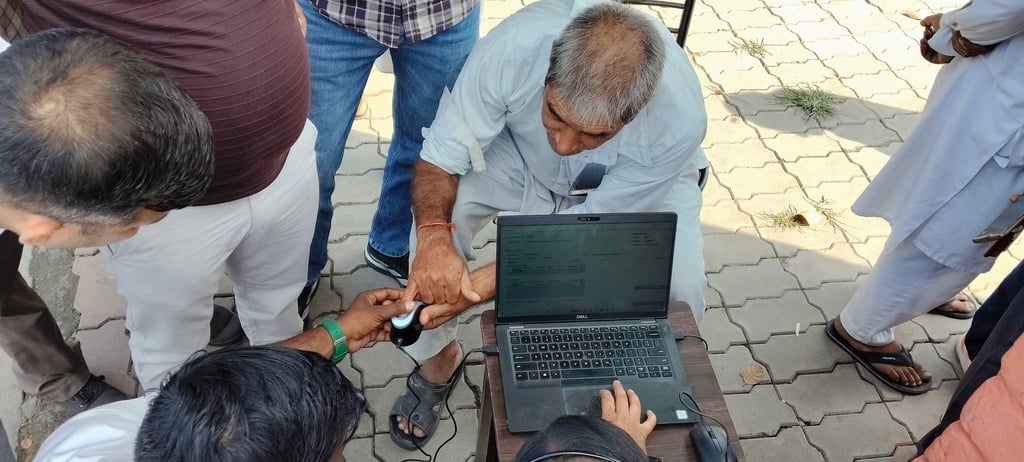 व्यासुपर की अनाज मंडी में धान को सुखाते मजदूर। संवाद