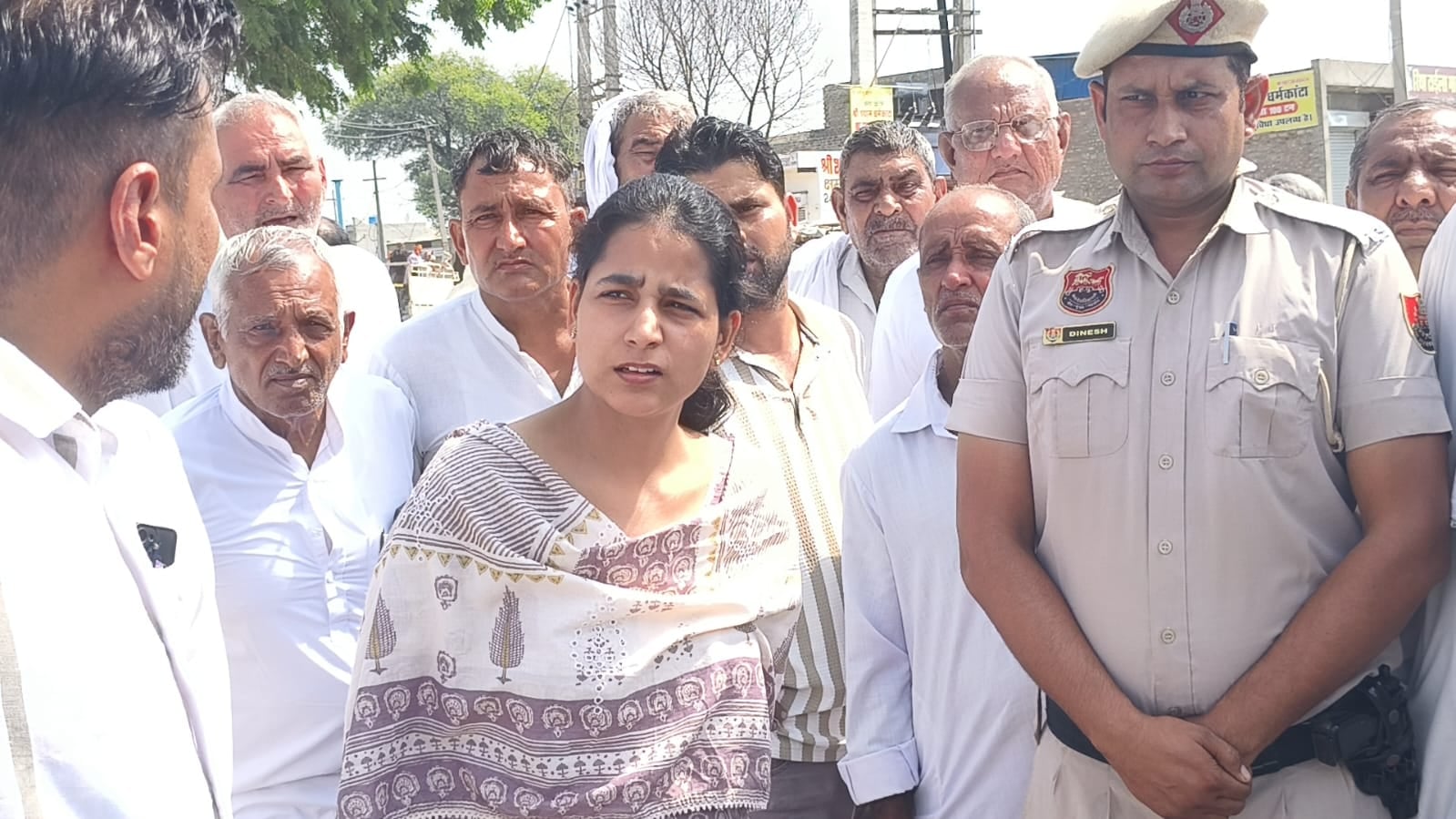 30उचाना01 : शिवानिया स्कूल के सामने क्रॉसिंग पर निरीक्षण के लिए पहुंची एसडीएम सुमन यादव व मौजूद 30उचाना01 : शिवानिया स्कूल के सामने क्रॉसिंग पर निरीक्षण के लिए पहुंची एसडीएम सुमन यादव व मौजूद