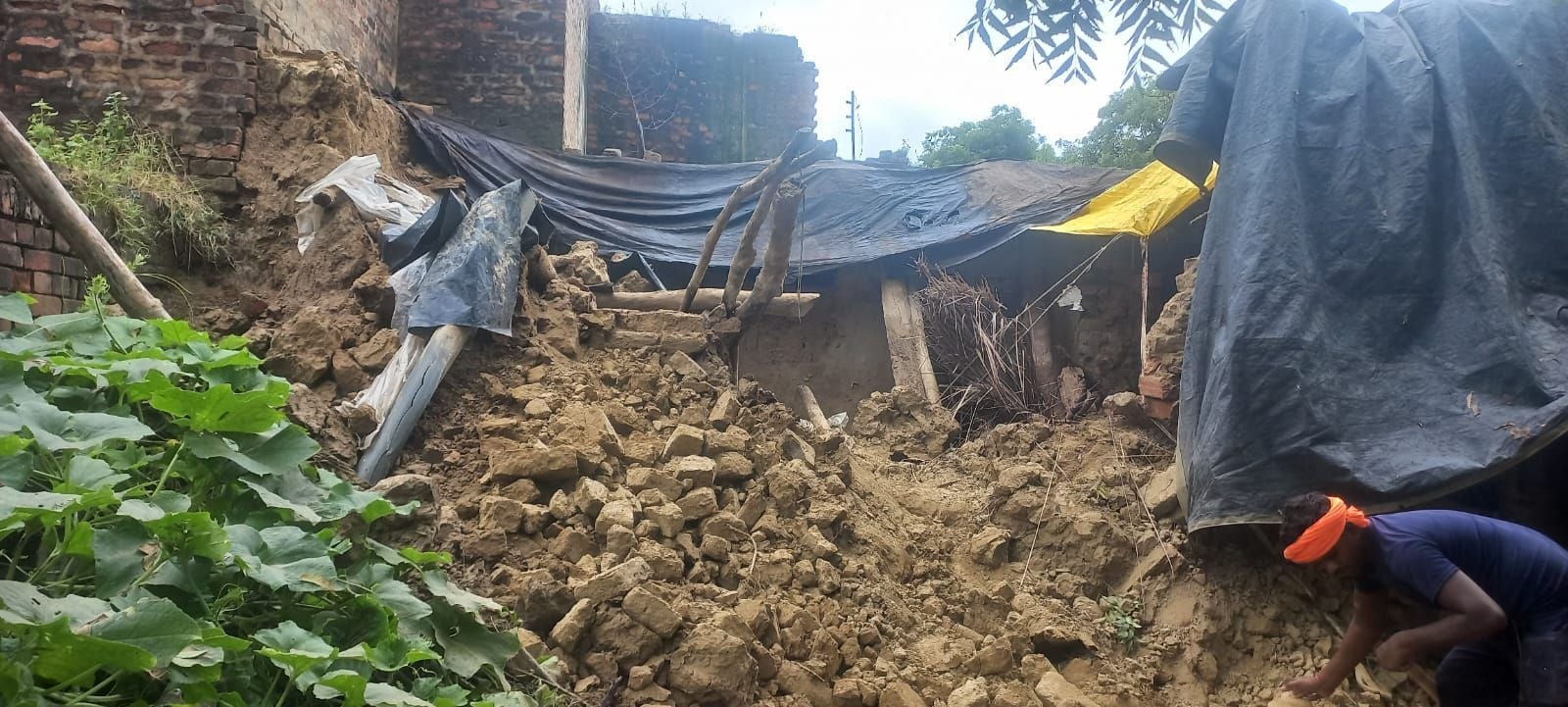 असोहा ब्लाक की ग्राम पंचायत पाठकपुर में गिरे कच्चे घर को दिखाता मोनू। स्रोत: आर्काइव असोहा ब्लाक की ग्राम पंचायत पाठकपुर में गिरे कच्चे घर को दिखाता मोनू। स्रोत: आर्काइव
