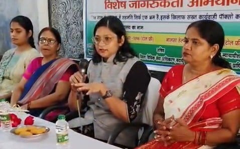 बिल्सी के एनए कालेज में छात्र-छात्राओं को जागरूक करते न्यायाधीश अखिलेश पटेल। संवाद