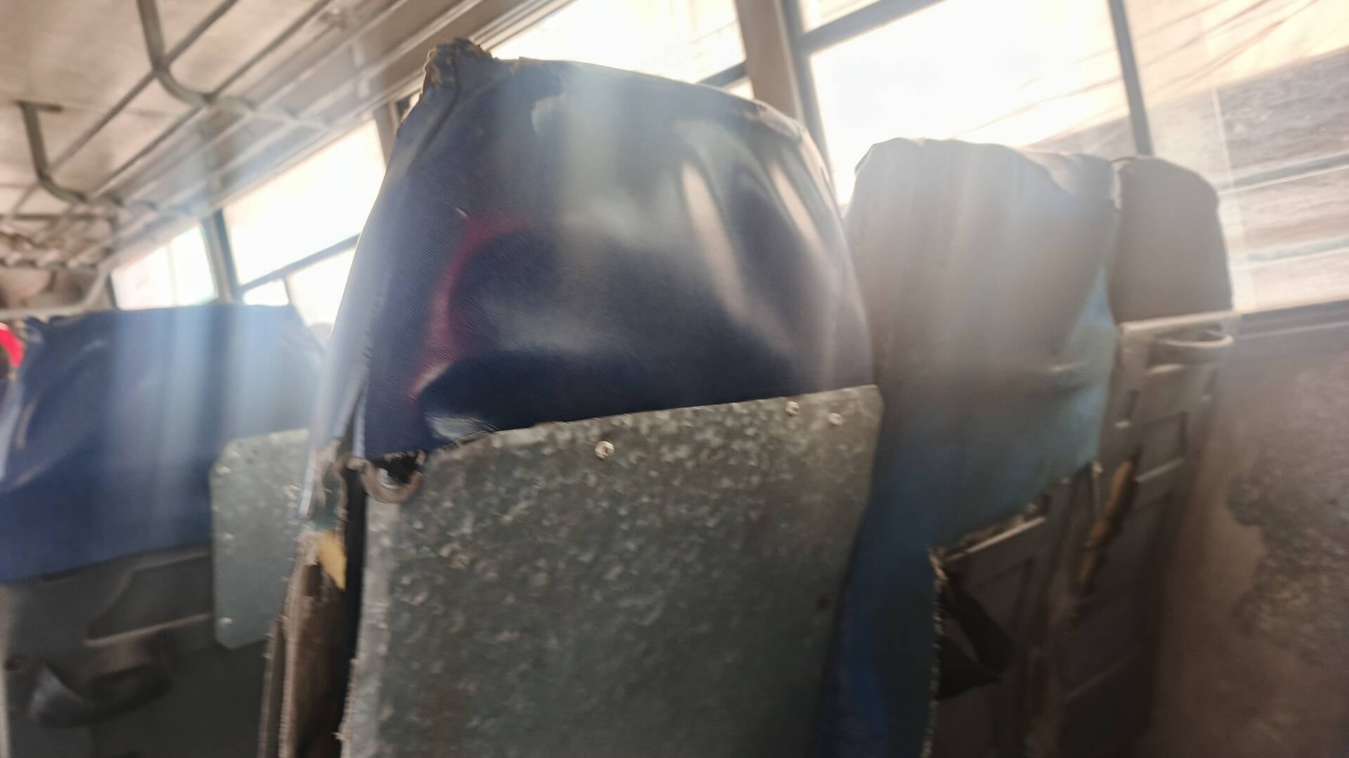 बस अड्डा हमीरपुर में रूट पर जाने के लिए खड़ी क्षतिग्रस्त फ्रंट शीशे बाली बसें। संवाद बस अड्डा हमीरपुर में रूट पर जाने के लिए खड़ी क्षतिग्रस्त फ्रंट शीशे बाली बसें। संवाद