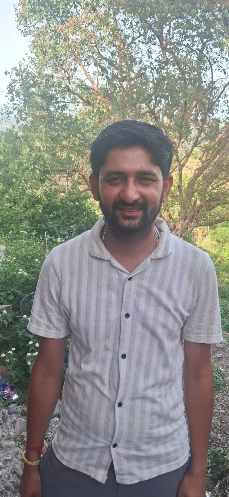 बस अड्डा हमीरपुर में रूट पर जाने के लिए खड़ी क्षतिग्रस्त फ्रंट शीशे बाली बसें। संवाद बस अड्डा हमीरपुर में रूट पर जाने के लिए खड़ी क्षतिग्रस्त फ्रंट शीशे बाली बसें। संवाद