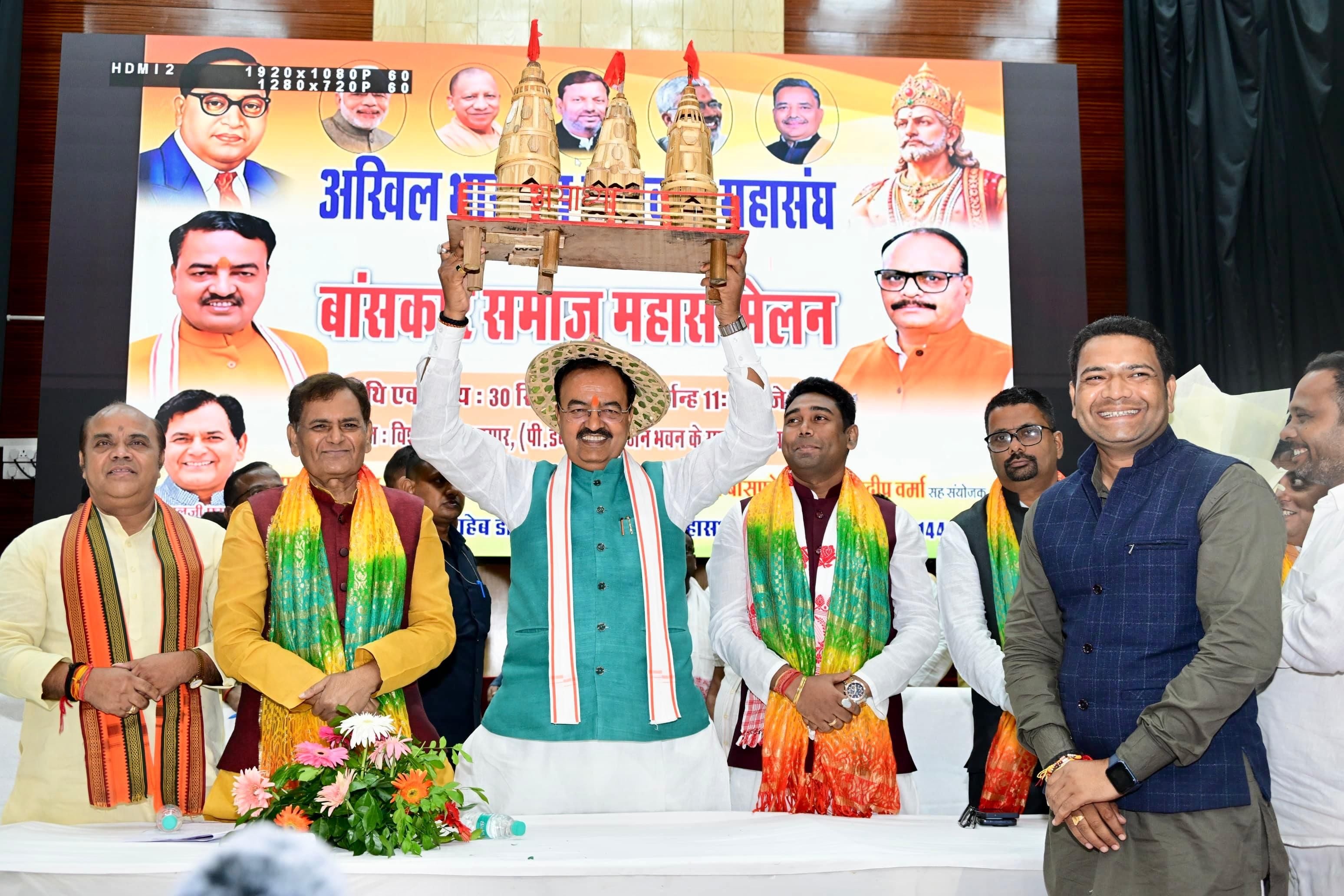 बांस की टोपी पहने दोनो डिप्टी सीएम।