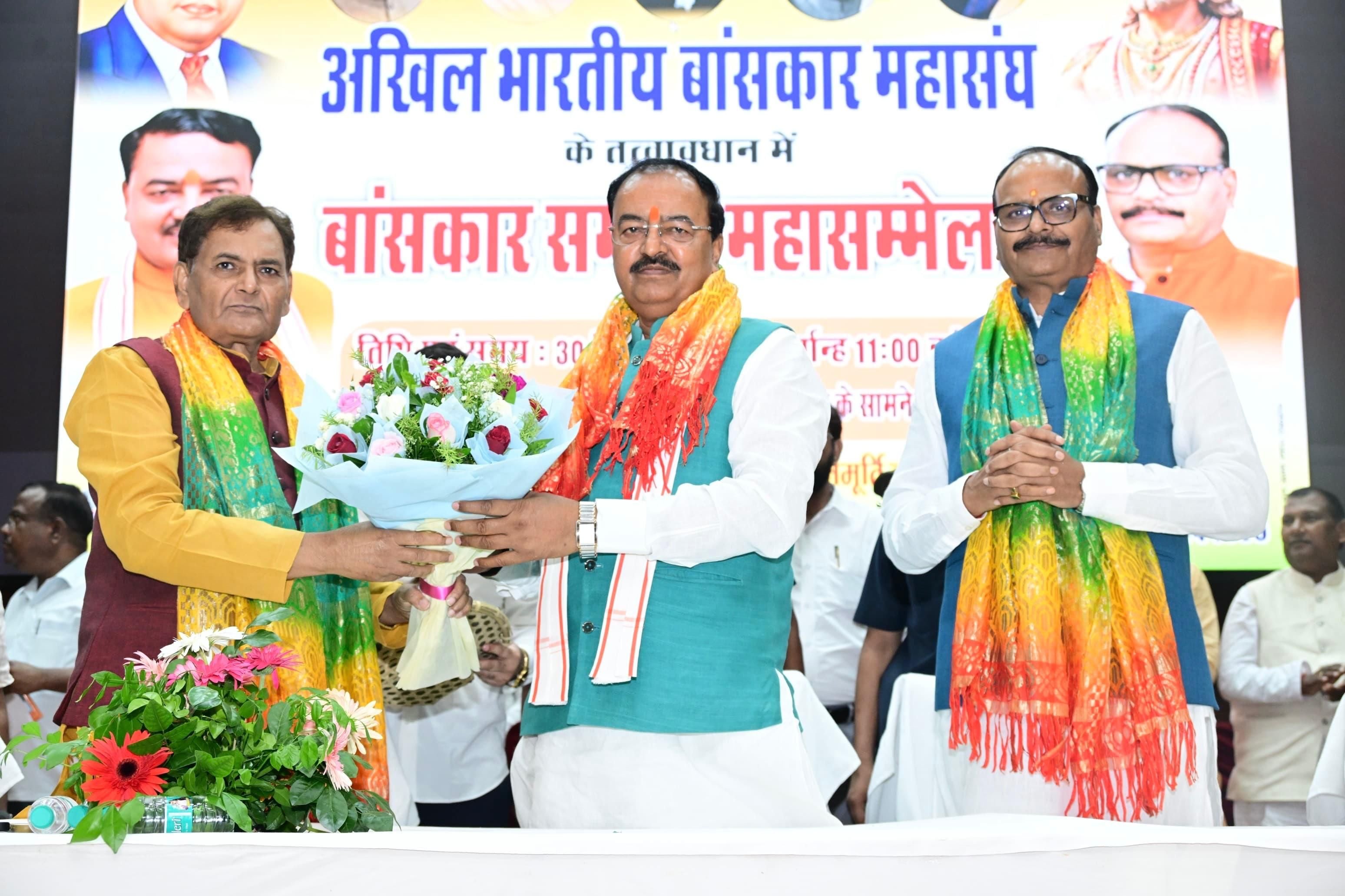 बांस की टोपी पहने दोनो डिप्टी सीएम।