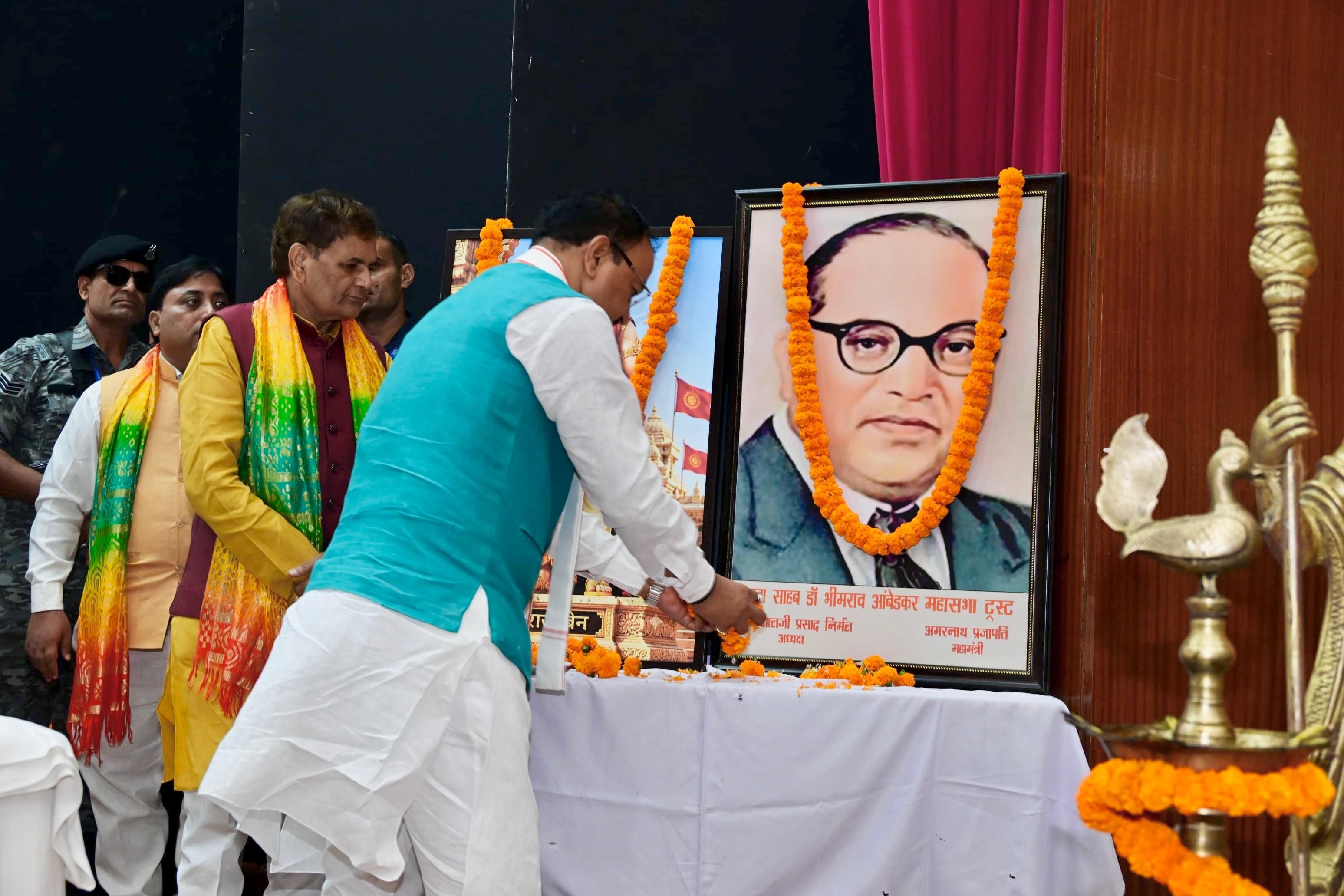 बांस की टोपी पहने दोनो डिप्टी सीएम।