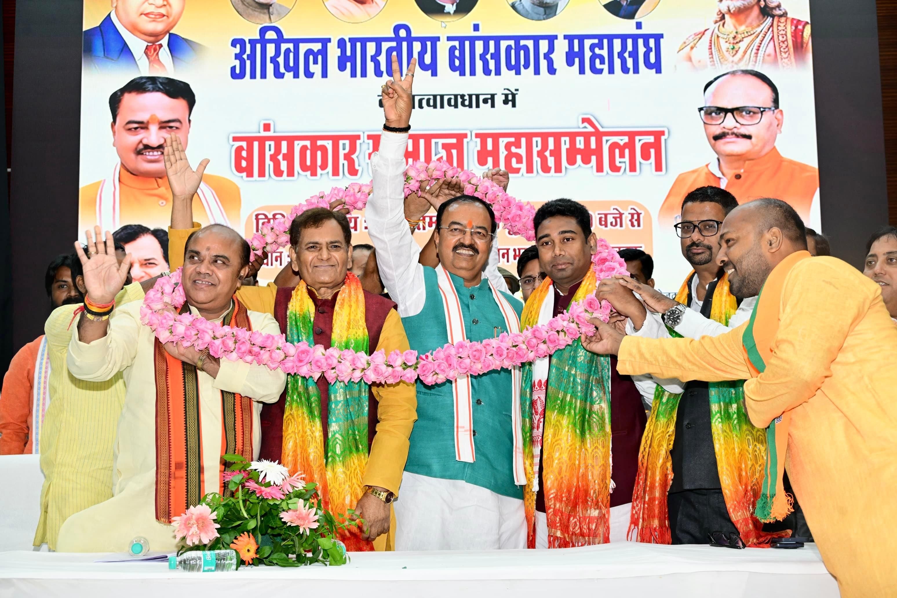 बांस की टोपी पहने दोनो डिप्टी सीएम।