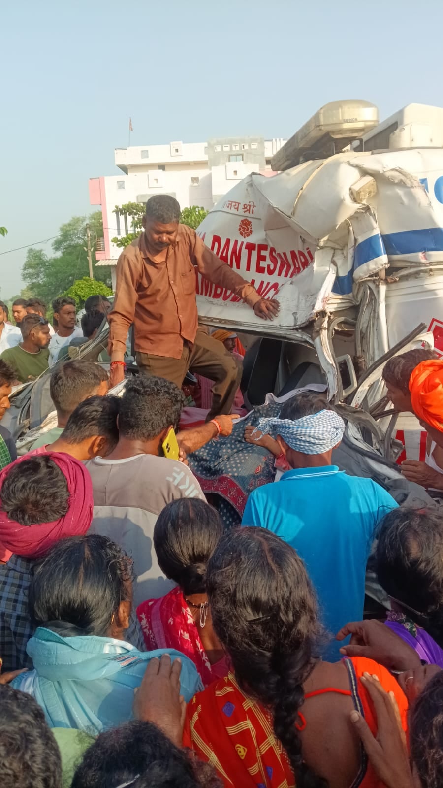 एंबुलेंस का हुआ सड़क हादसा, नर्स की हुई मौत एंबुलेंस का हुआ सड़क हादसा, नर्स की हुई मौत