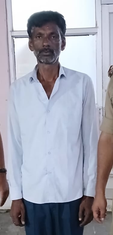 एसजीपीजीआई के सुरक्षा अधिकारी डीके पांडेय के साथ जेवर मिलने के बाद प्रसन्न मुद्रा में बैठी बुजु