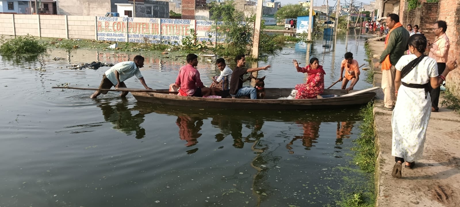 फैजुल्लागंज में जलभराव।