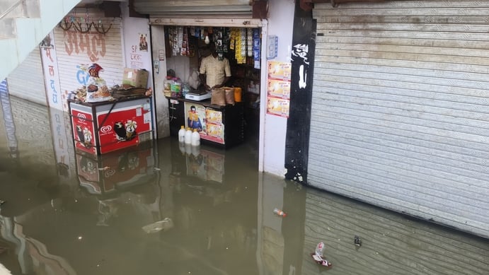 फैजुल्लागंज में जलभराव।