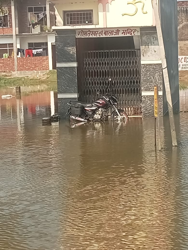 फैजुल्लागंज में जलभराव।