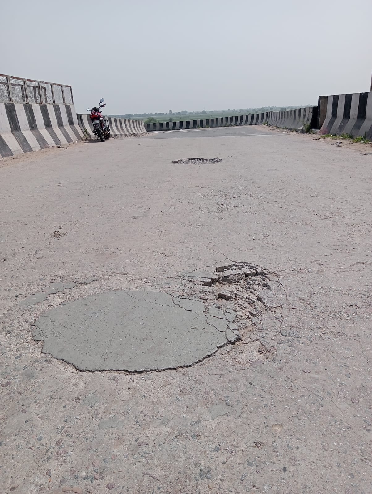 फोटो - 02 जोल्हूपुर रेलवे ओवरब्रिज पर दिखने लगे सरिया। संवाद