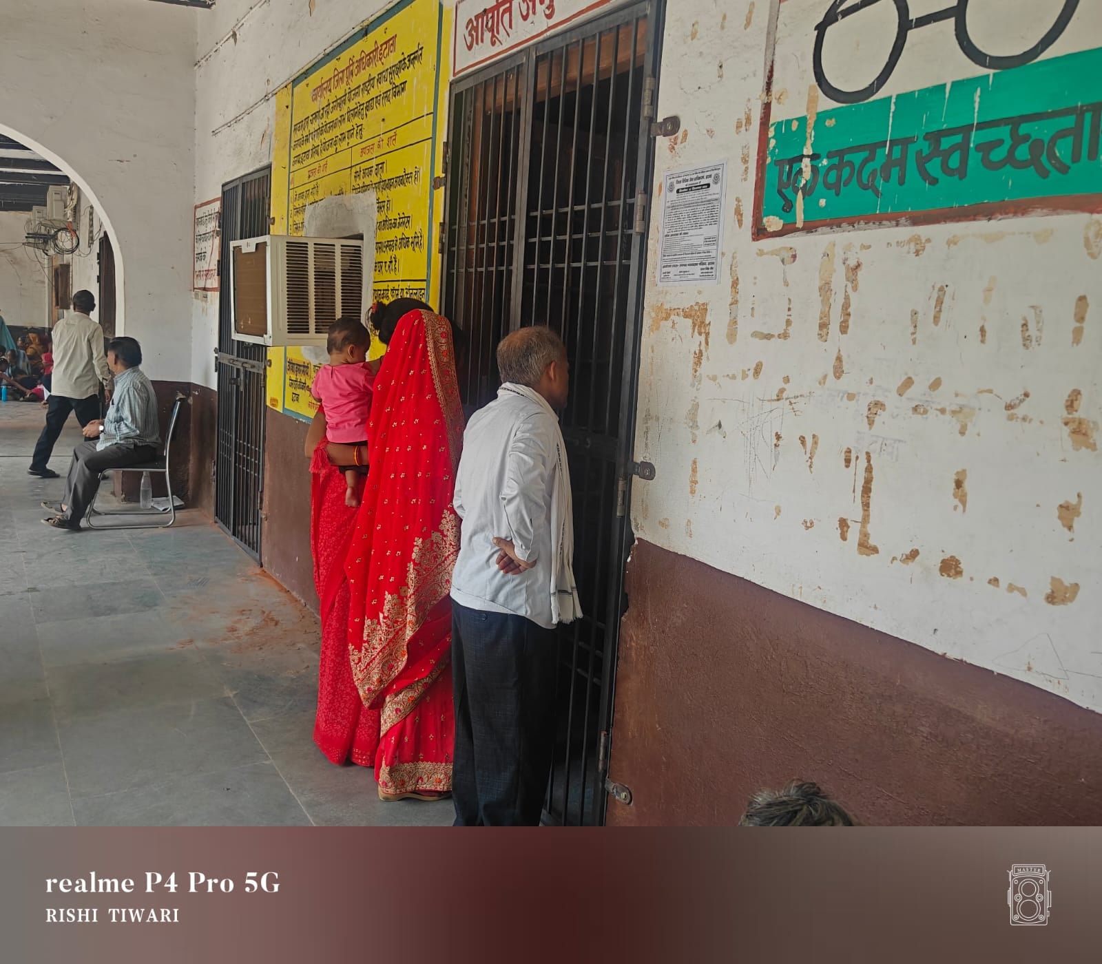 फोटो 08:::जिला पूर्ति कार्यालय में लगे लोहे के दरवाजों से जानकारी करते उपभाेक्ता। संवाद