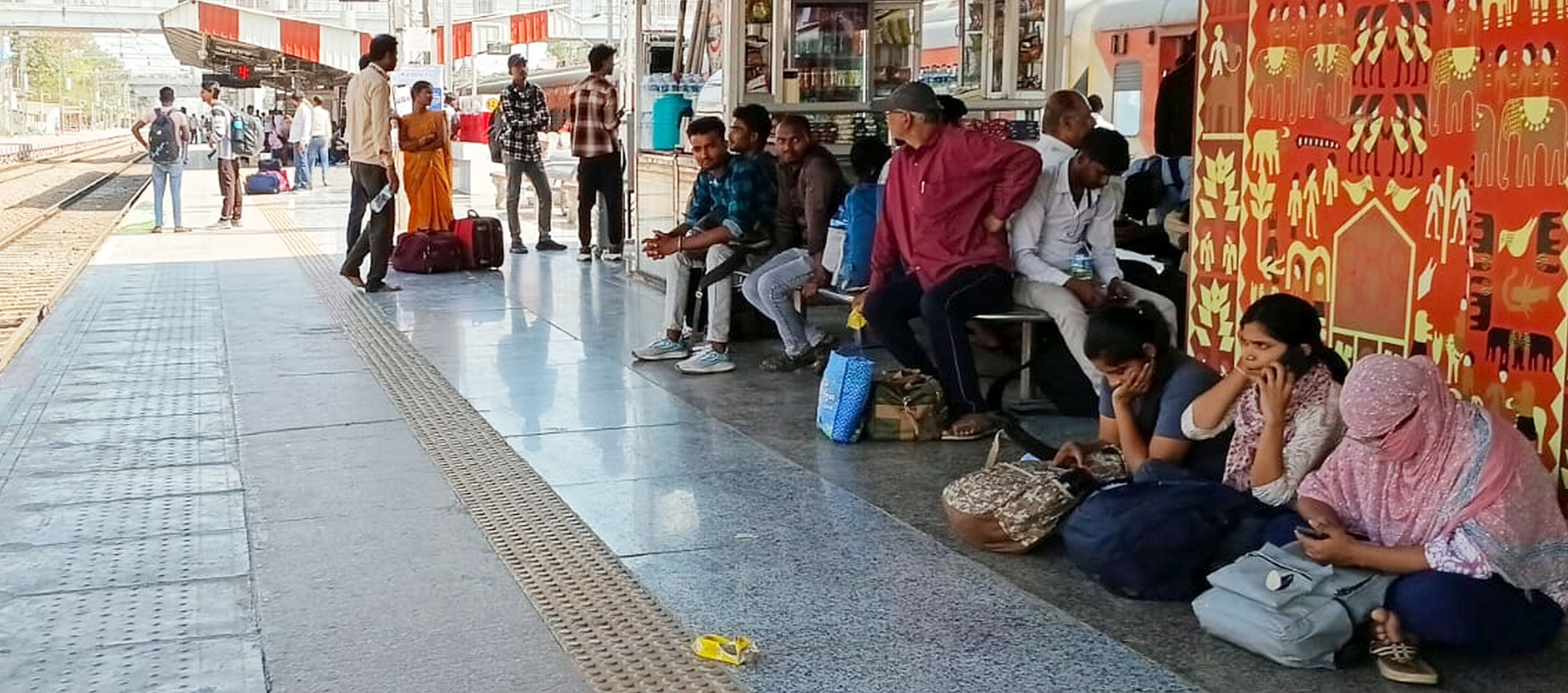 फोटो-31-रेलवे स्टेशन में ट्रेन का इंतजार करते यात्री। संवाद फोटो-31-रेलवे स्टेशन में ट्रेन का इंतजार करते यात्री। संवाद