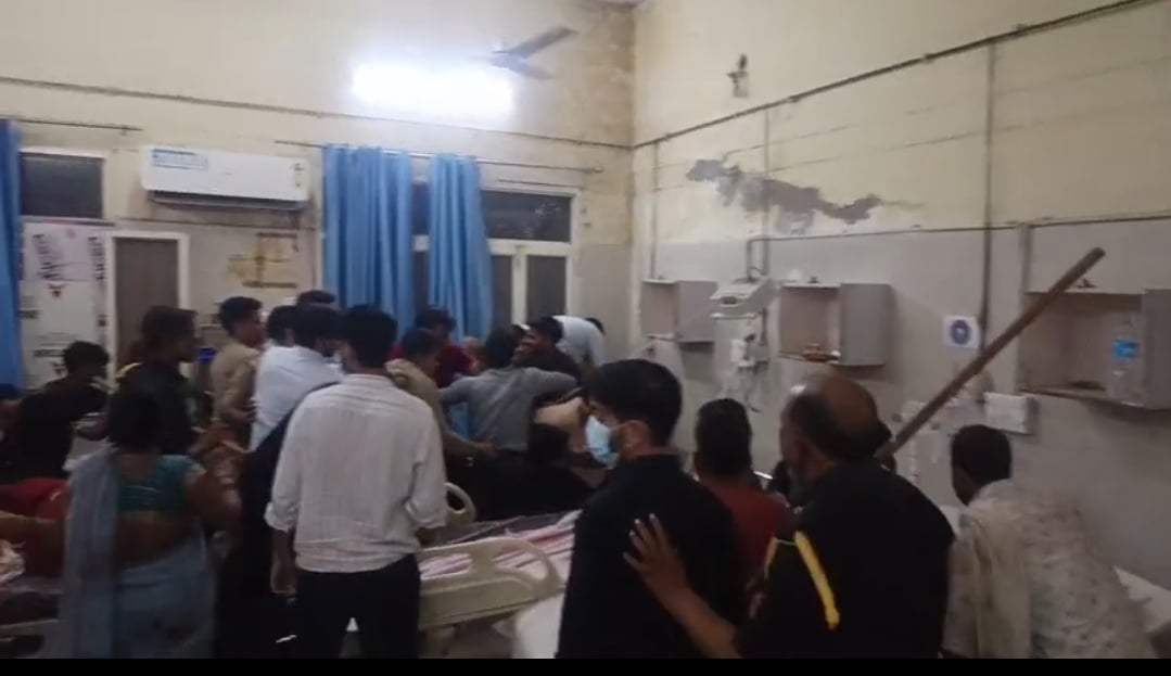 फोटो 51 मेडिकल कॉलेज के ट्रॉमा सेंटर में मृतक के परिजन व डॉक्टर के बीच होती मारपीट में बीच बचाव फोटो 51 मेडिकल कॉलेज के ट्रॉमा सेंटर में मृतक के परिजन व डॉक्टर के बीच होती मारपीट में बीच बचाव