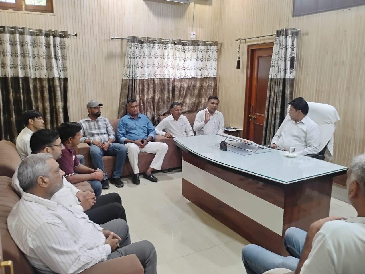 फोटो 8 नरवाना। नईं अनाज मेला मंडी में पड़ी पीआर धान। संवाद