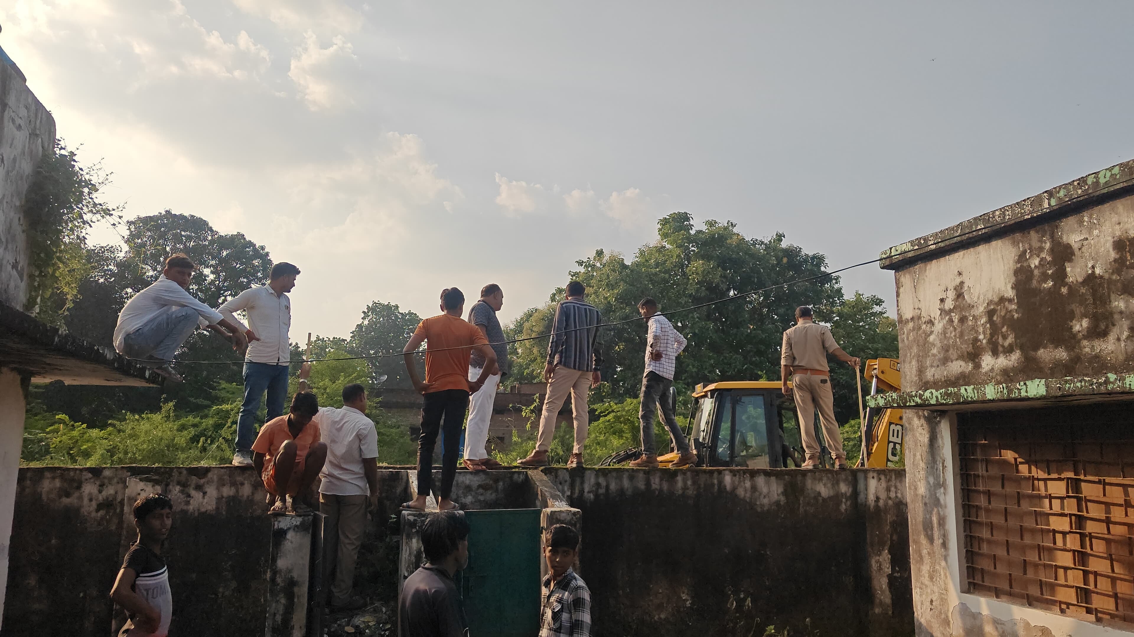 फ़ोटो हनुमानगंज के कोटवा गांव के आंगनबाड़ी केंद्र में तेंदुआ दिखाई देने के बाद डर से गिरकर घायल