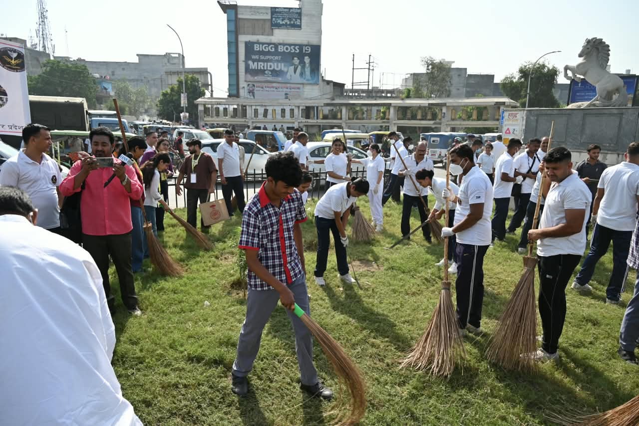 ग्रेटर नोएडा के घंटा चौक सूरजपुर सीआरपीएफ की ओर से आयोजित राष्ट्रव्यापी स्वच्छता ही सेवा अभियान