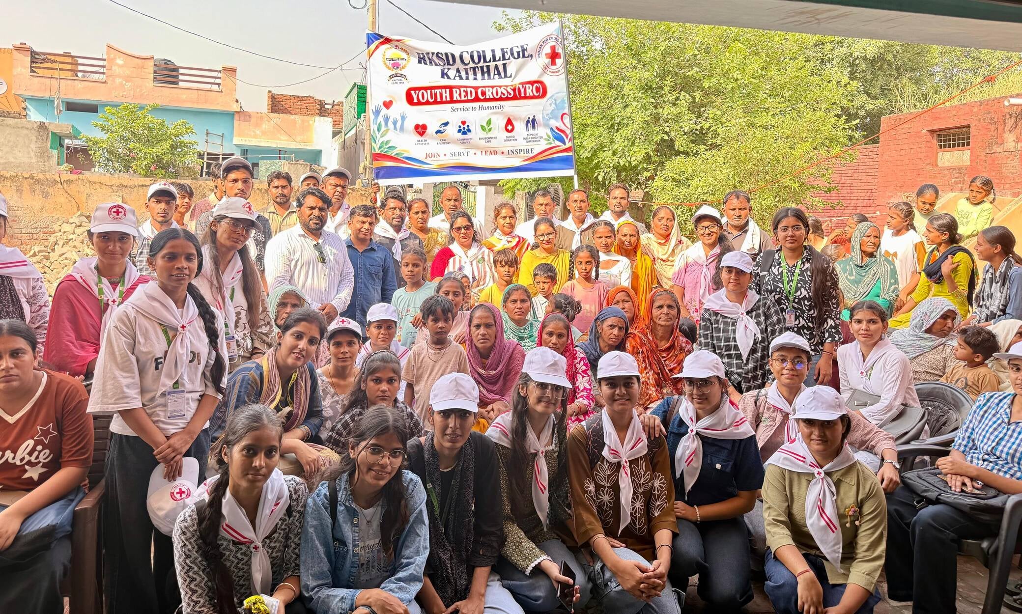 गांव पोलड़ में बुजुर्गों से मुलाकात करते स्वयंसेवक। विज्ञप्ति