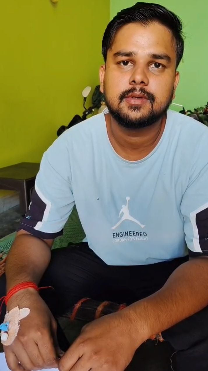 घर पर इलाज कराते कल्लू सिंह। संवाद