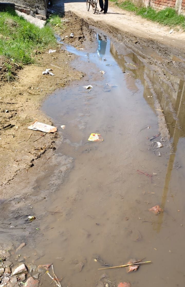घर पर इलाज कराते कल्लू सिंह। संवाद