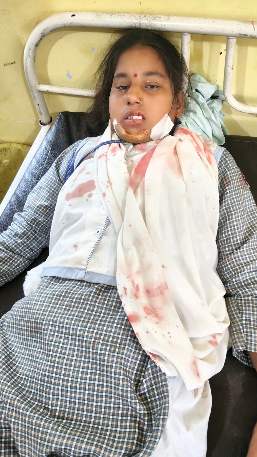 हादसे में घायल छात्रा रजनी। हादसे में घायल छात्रा रजनी।