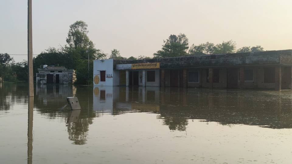 इटौंजा के गांवों में बाढ़।