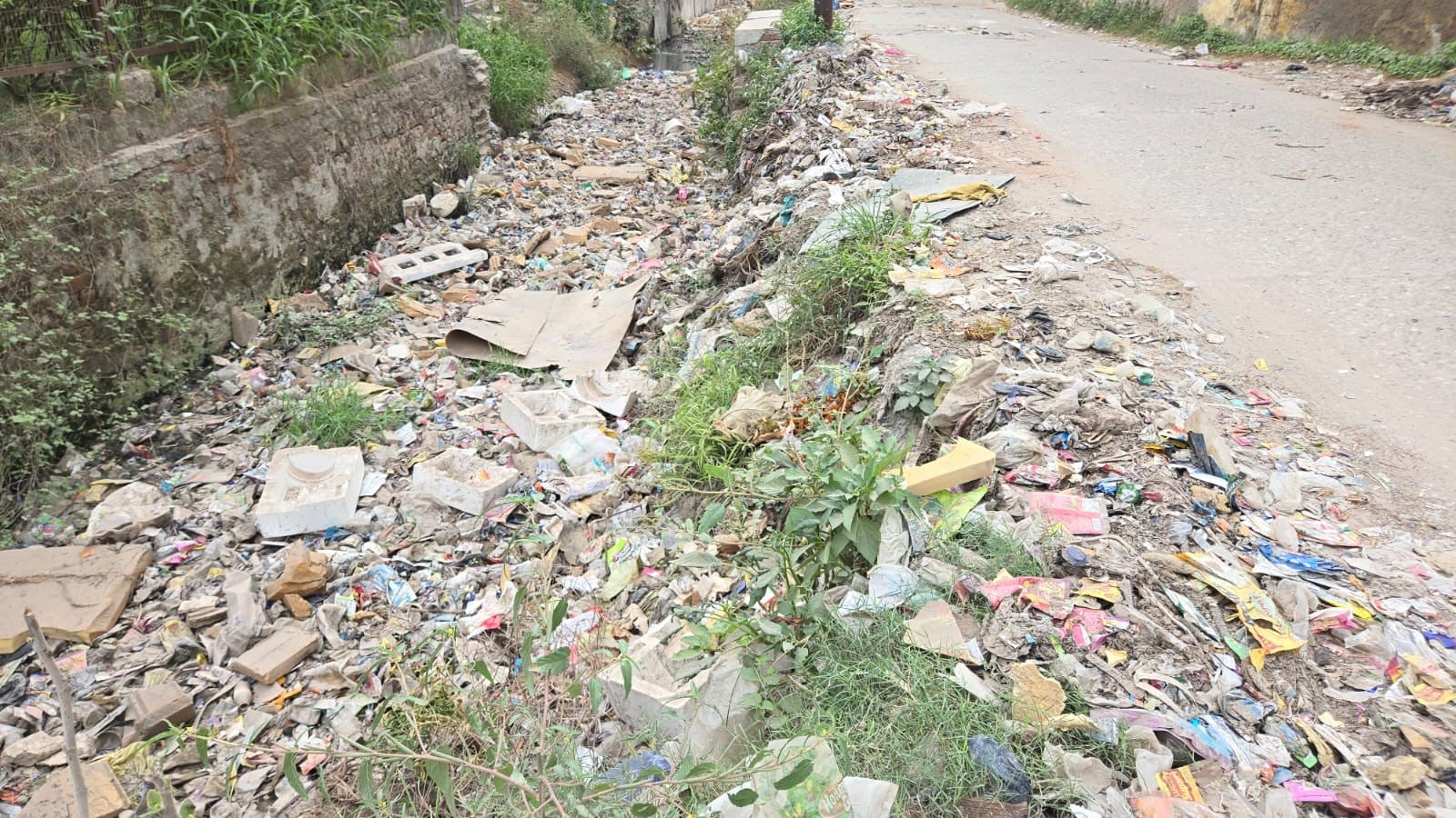 जहांगीराबाद में लगा कूड़े-कचरे का ढेर। संवाद