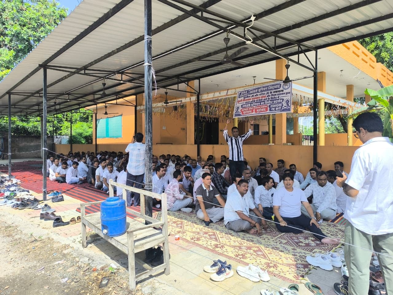 जेई के तबादलों के विरोध में धरना देते बिजली कर्मचारी। विज्ञप्ति