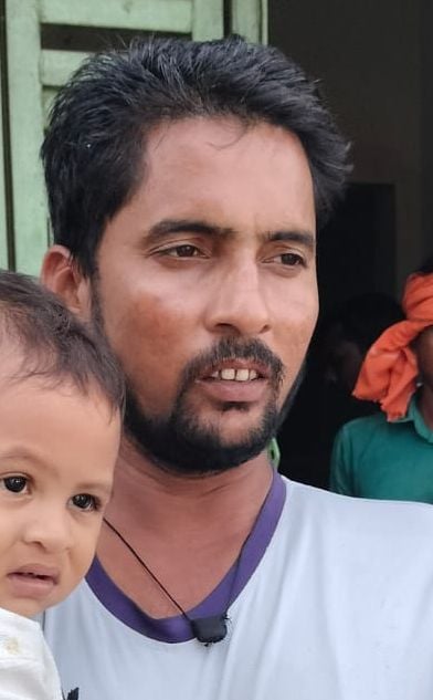 जलालाबाद में तिकोला घाट के आगे पानी में डूबी पुलिया से बाइक लेकर निकलता युवक। संवाद