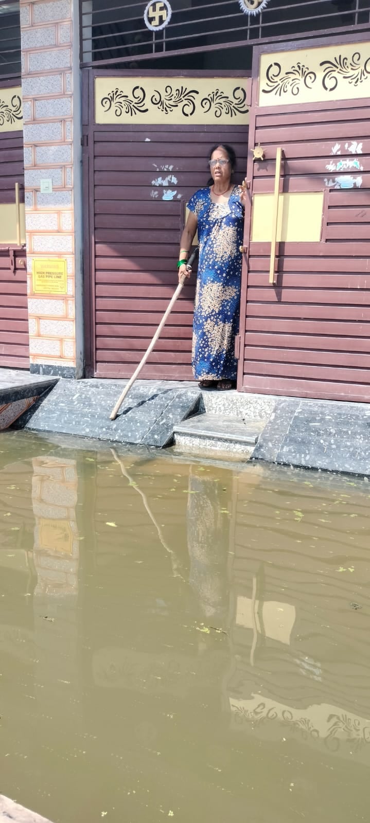 जलालाबाद में तिकोला घाट के आगे पानी में डूबी पुलिया से बाइक लेकर निकलता युवक। संवाद