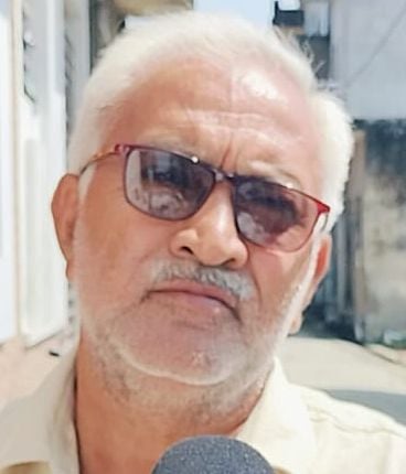 जलालाबाद में तिकोला घाट के आगे पानी में डूबी पुलिया से बाइक लेकर निकलता युवक। संवाद