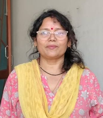जलालाबाद में तिकोला घाट के आगे पानी में डूबी पुलिया से बाइक लेकर निकलता युवक। संवाद