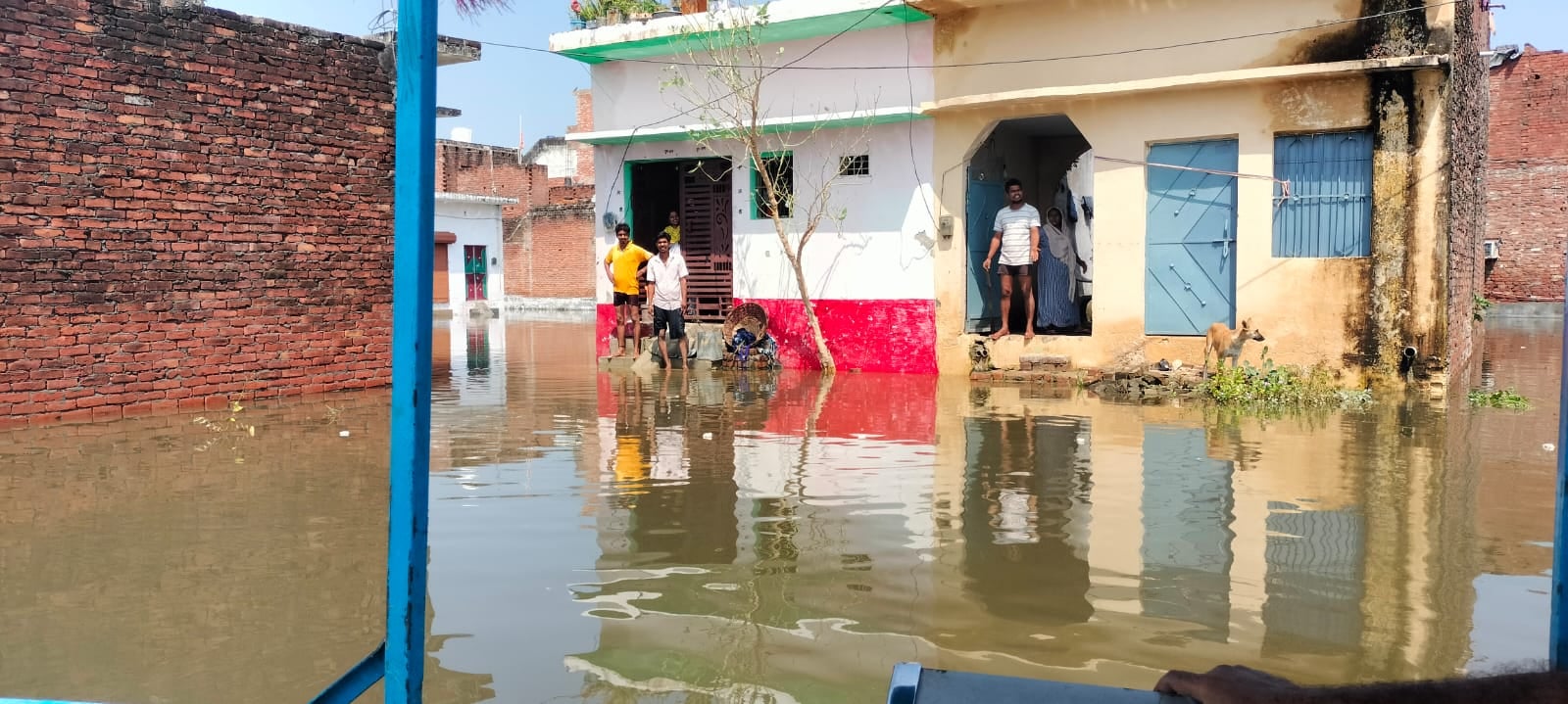 जलालाबाद में तिकोला घाट के आगे पानी में डूबी पुलिया से बाइक लेकर निकलता युवक। संवाद