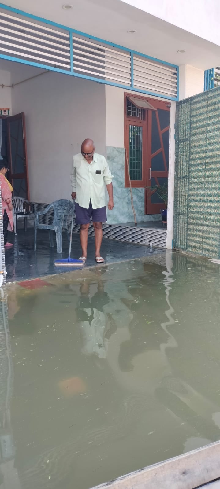 जलालाबाद में तिकोला घाट के आगे पानी में डूबी पुलिया से बाइक लेकर निकलता युवक। संवाद