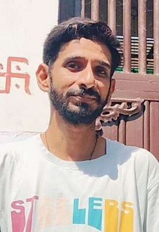 जलालाबाद में तिकोला घाट के आगे पानी में डूबी पुलिया से बाइक लेकर निकलता युवक। संवाद