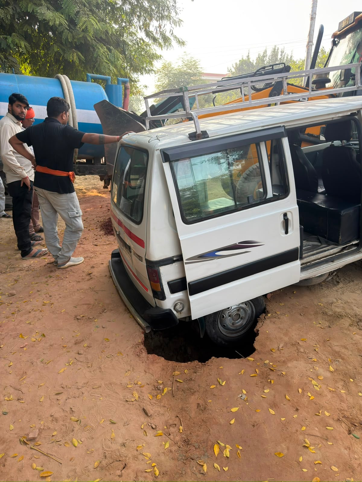 जूता मंडी में फंसे वैन और ट्रैक्टर। हरीपर्वत पर लगा जाम। 