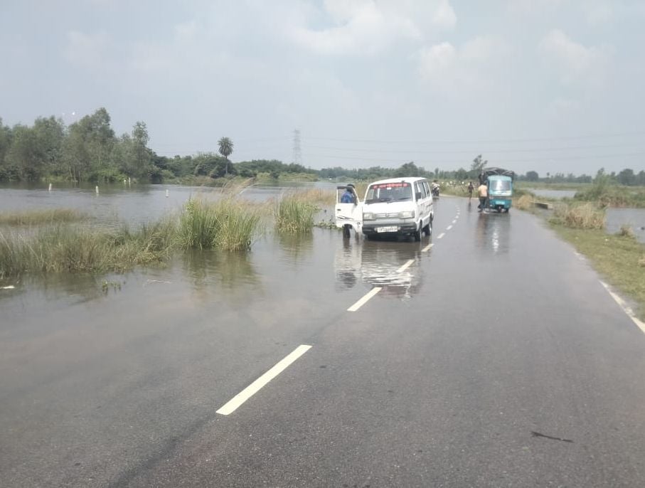 कालीमिट्टी-शिवराजपुर मार्ग को कटान से बचाने के लिए मरम्मत करते कर्मचारी। संवाद कालीमिट्टी-शिवराजपुर मार्ग को कटान से बचाने के लिए मरम्मत करते कर्मचारी। संवाद