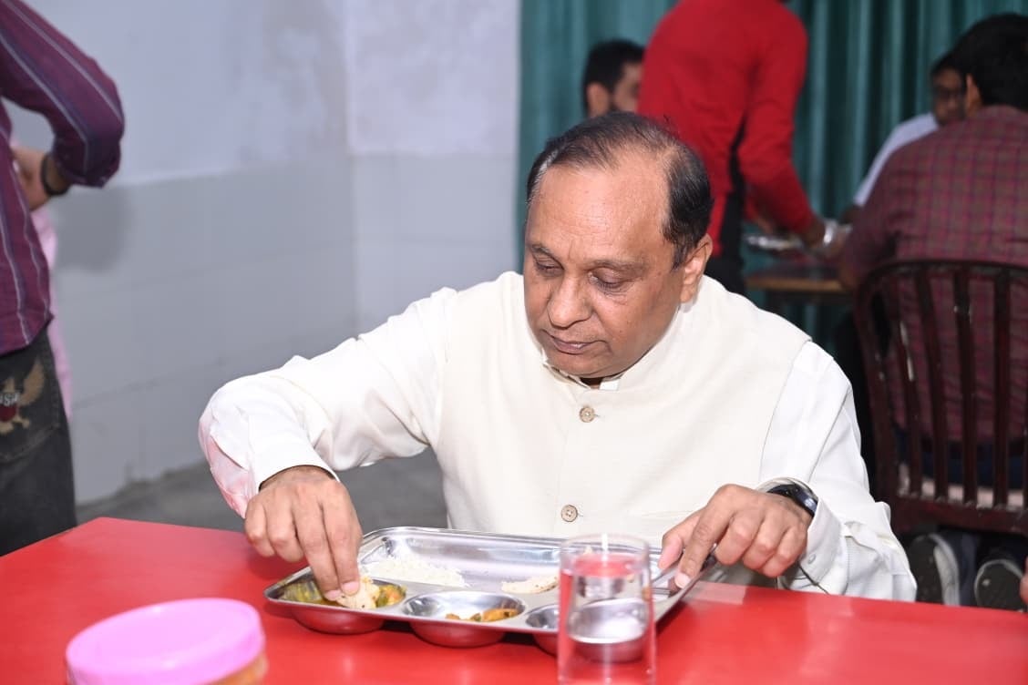 कैलाश छात्रावास पहुंचे कुलपति प्रो. जेपी सैनी और चखा भोजा। जिम का भी किया निरीक्षण।