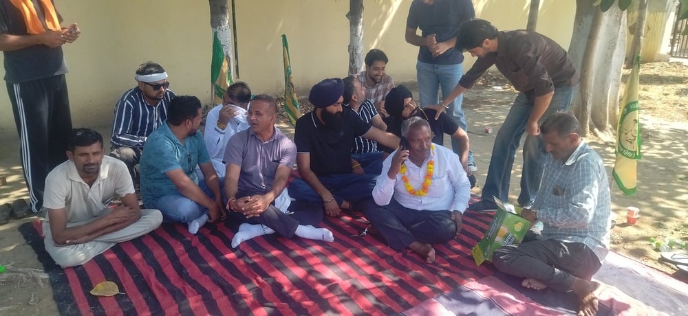 कुरुक्षेत्र। थानेसर अनाजमंडी में धान की ट्रैक्टर-ट्राली के प्रवेश से पहले गेट पास बनाने कर्मी। 