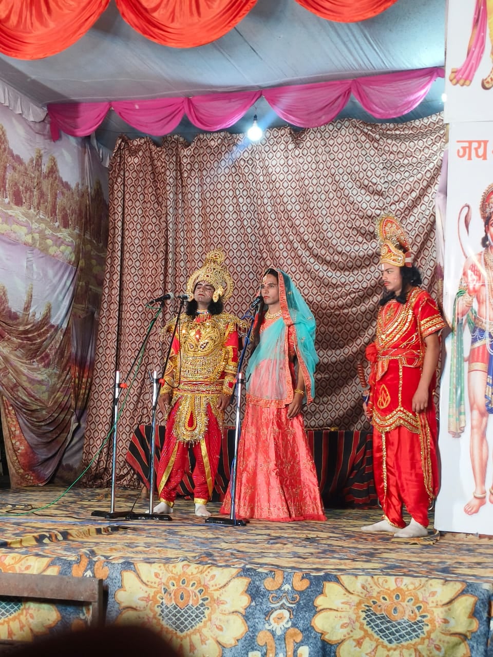 कार्यक्रम में प्रस्तुति देते हुए गायक। संवाद कार्यक्रम में प्रस्तुति देते हुए गायक। संवाद