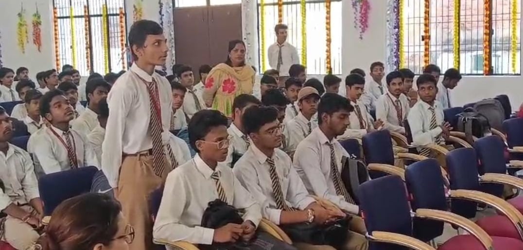 कार्यशाला में मौजूद जिला जज, शिक्षक और विद्यार्थी।