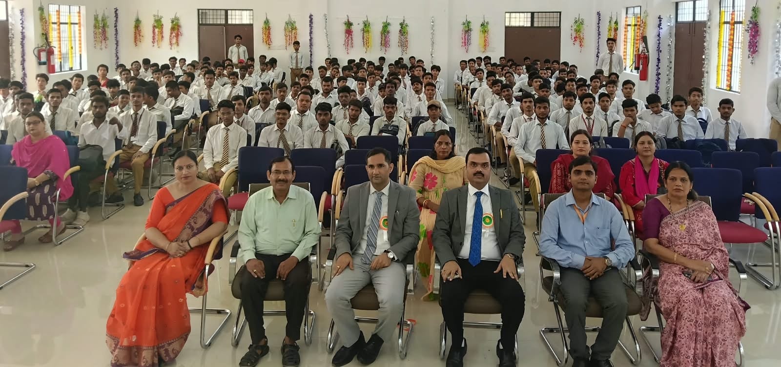 कार्यशाला में मौजूद जिला जज, शिक्षक और विद्यार्थी।