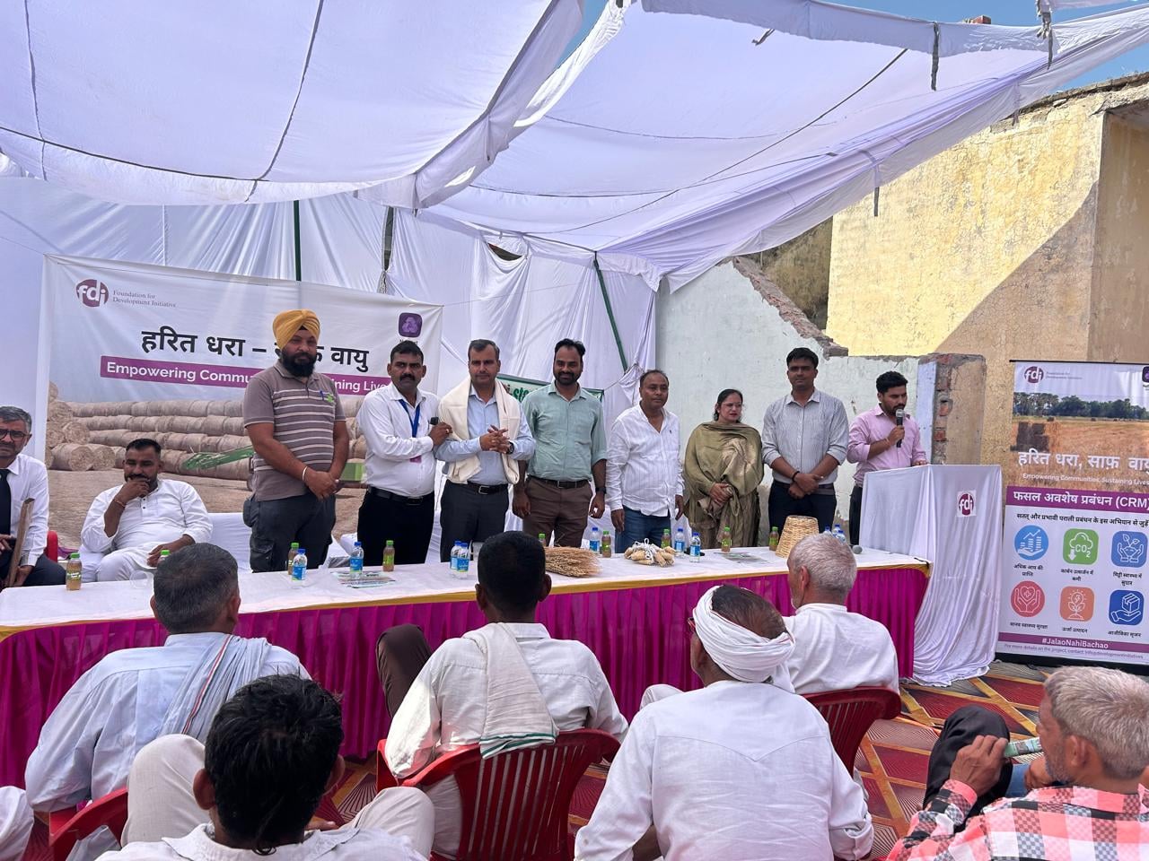 किसान गोष्ठी के मौके पर मंच पर मौजूद अधिकारी। विज्ञप्ति किसान गोष्ठी के मौके पर मंच पर मौजूद अधिकारी। विज्ञप्ति