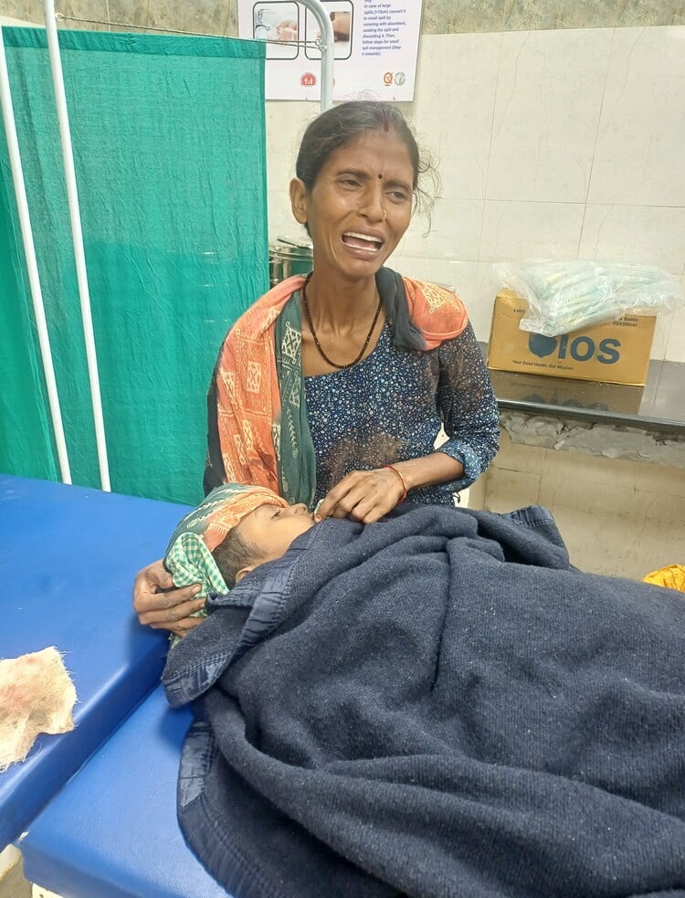 कुत्तों के हमले में घायल सात साल का विक्रम छावनी के नागरिक अस्पताल में उपचाराधीन। संवाद