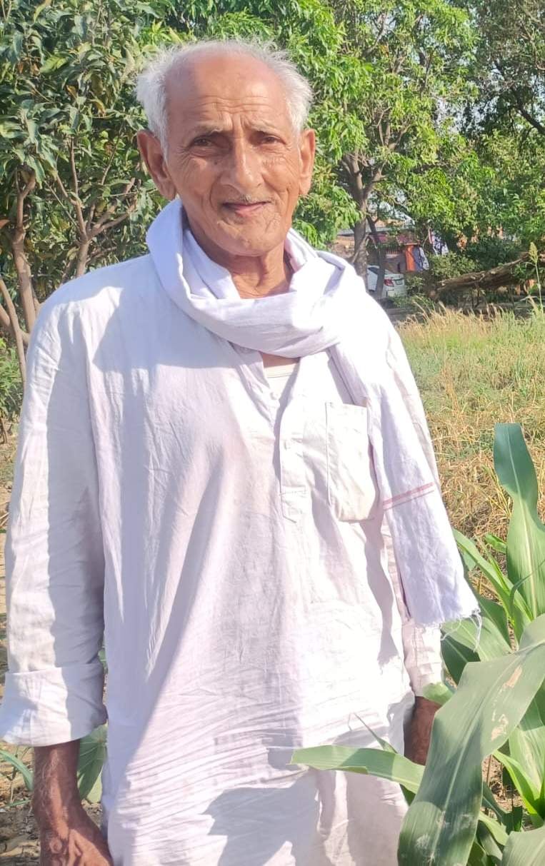 कुढ़े खुर्द गांव में टहलते 91 वर्षीय रामप्रसाद यादव। संवाद