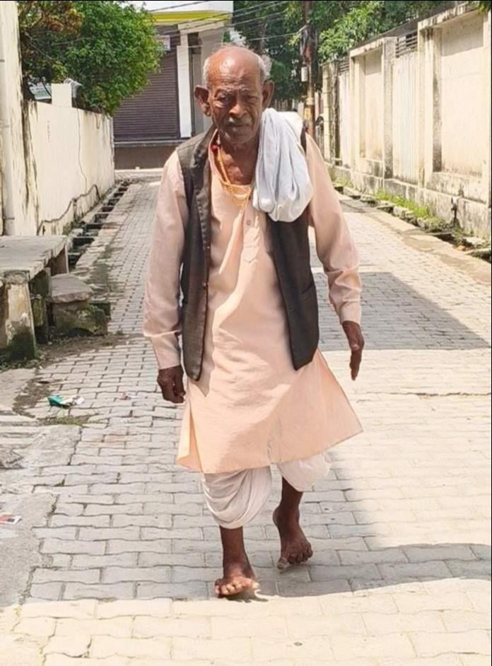 कुढ़े खुर्द गांव में टहलते 91 वर्षीय रामप्रसाद यादव। संवाद
