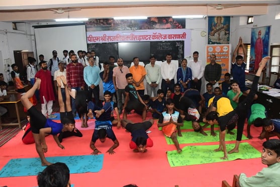 क्वीन इंटर कॉलेज में हुई मंडलीय योगासन प्रतियोगिता में । योग करते बालक प्रकाश सरकार