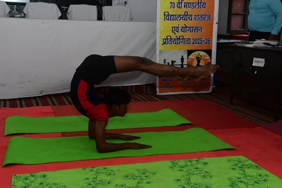 क्वीन इंटर कॉलेज में हुई मंडलीय योगासन प्रतियोगिता में । योग करते बालक प्रकाश सरकार