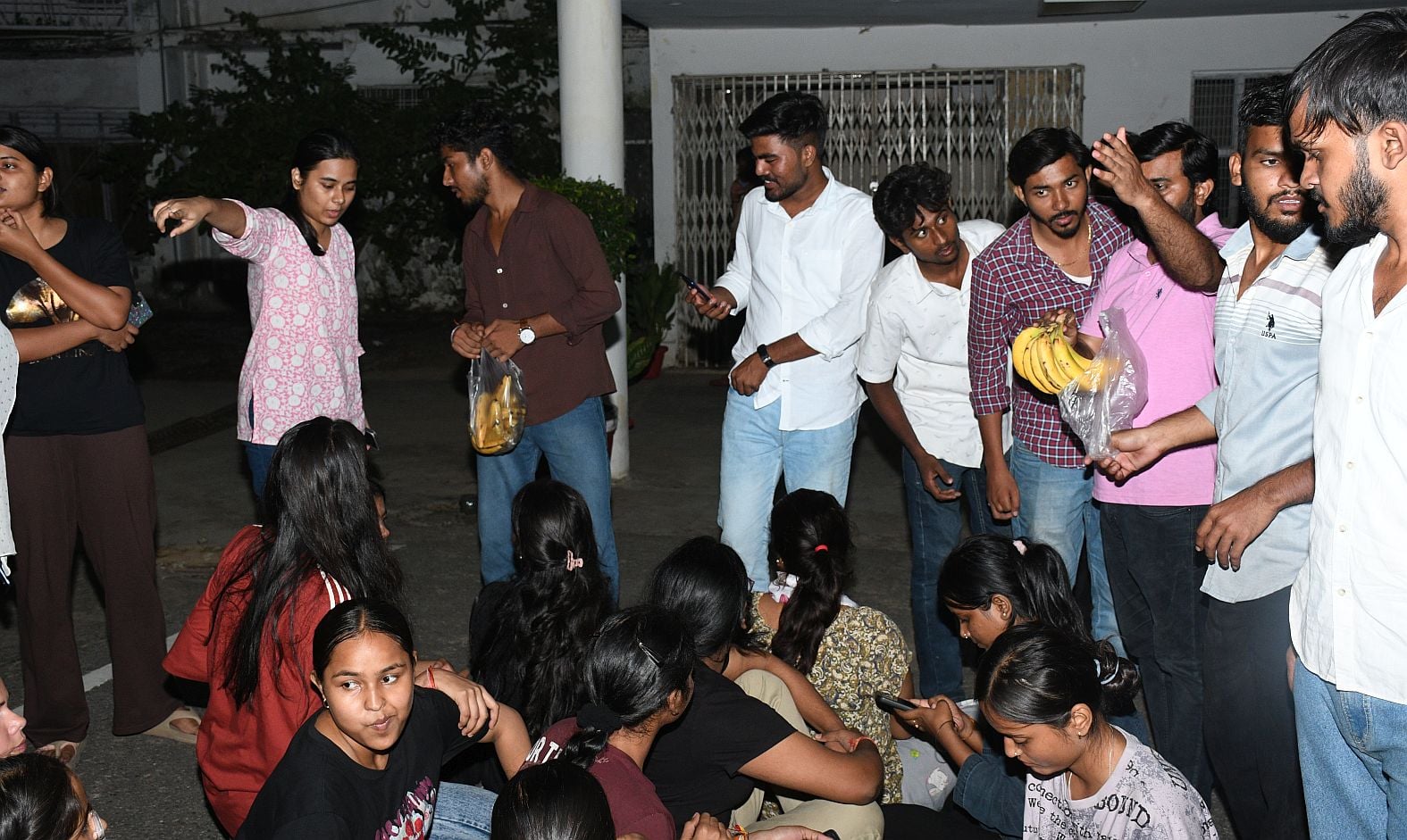 लविवि परिसर में कुलपति कार्यालय के बाहर प्रदर्शन करतीं कैलाश हॉस्टल की छात्राएं। लविवि परिसर में कुलपति कार्यालय के बाहर प्रदर्शन करतीं कैलाश हॉस्टल की छात्राएं।
